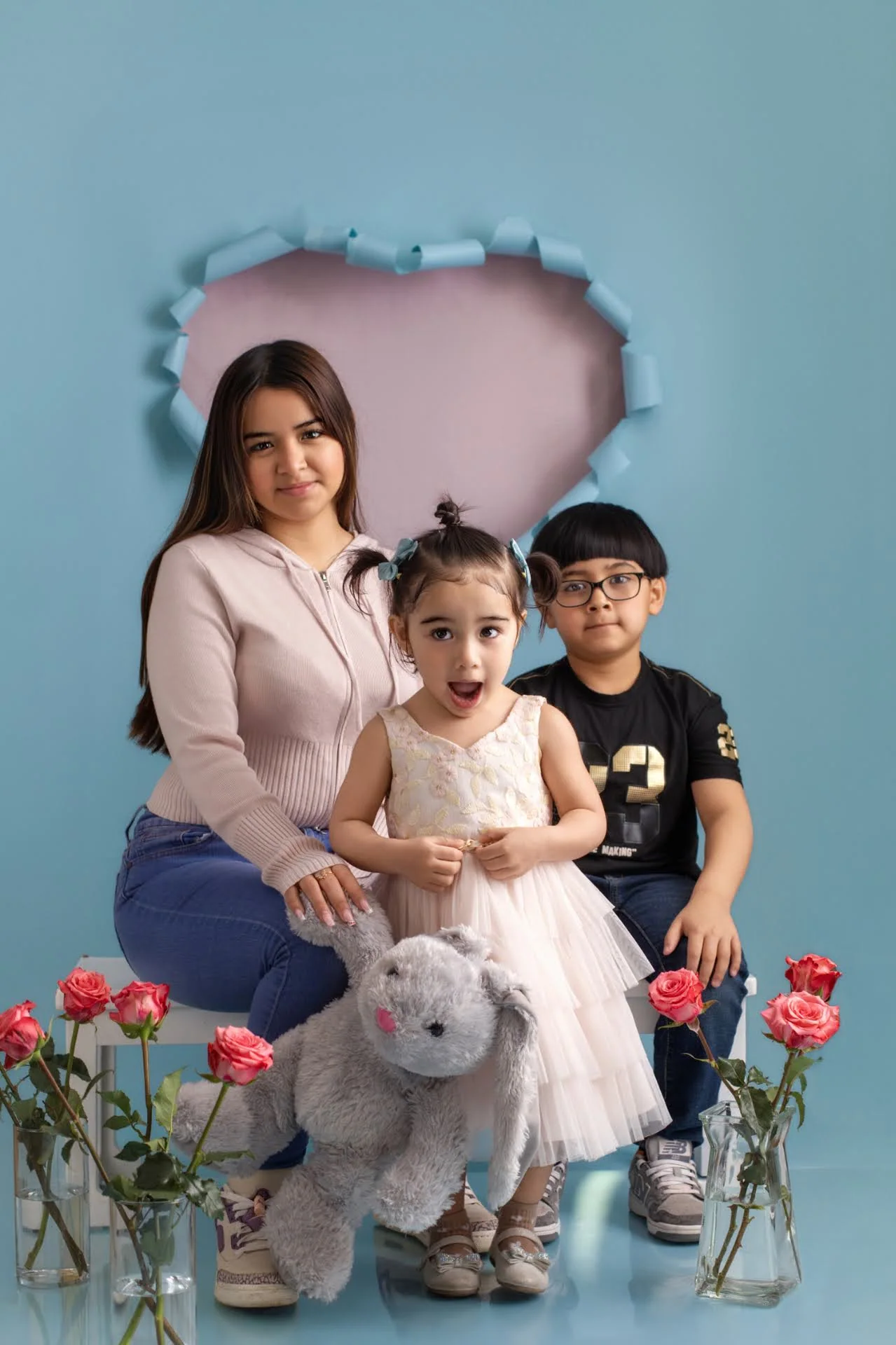 Mamá con sus dos hijos en estudio