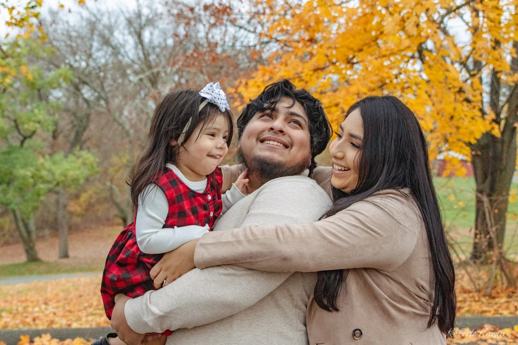 Familia abrazándose en un parque