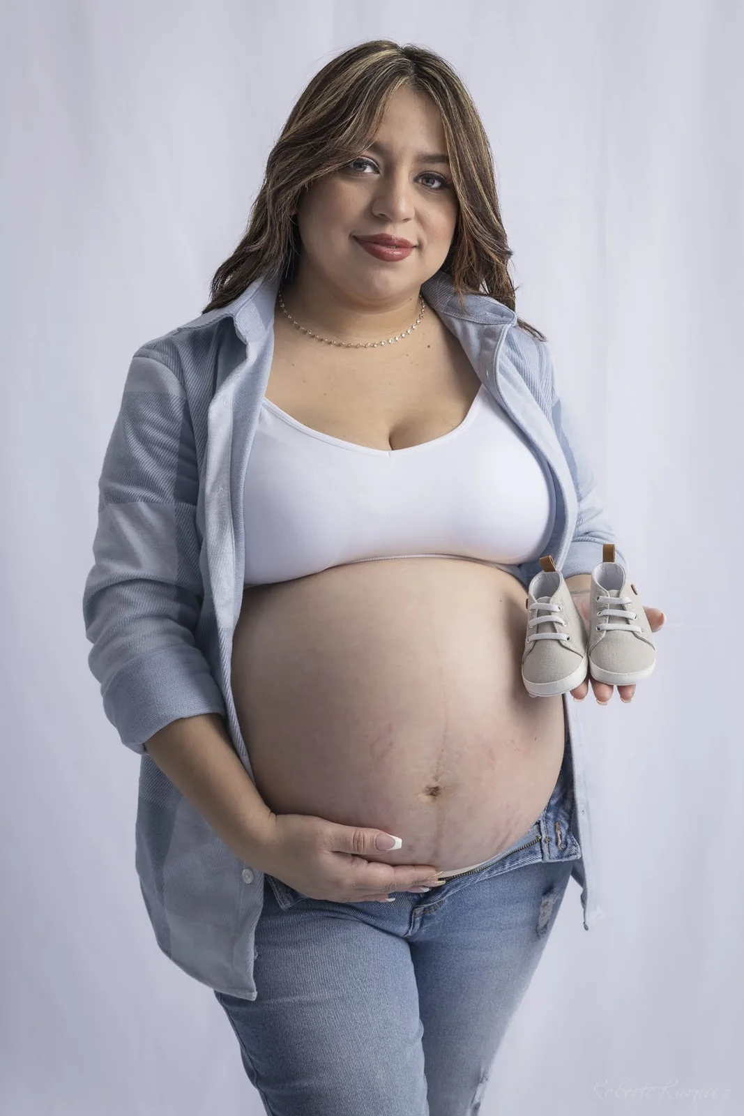 Retrato de maternidad en estudio