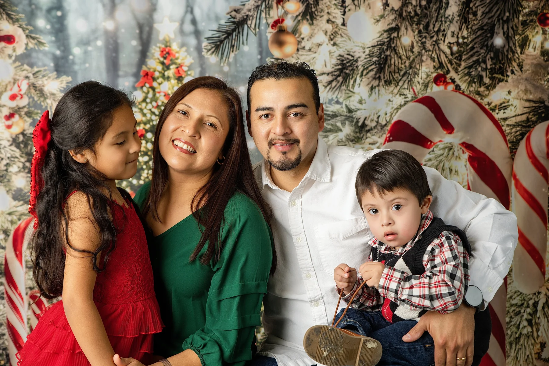 Familia reunida en su sesión de fotografías navideñas